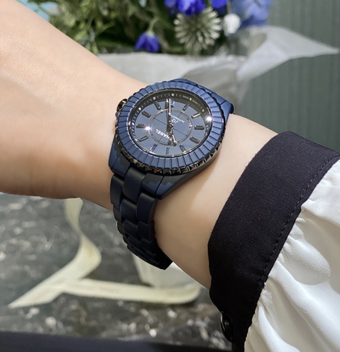 シャネル時計偽物 J12 BLUE レディース キャリバーH10309[1]