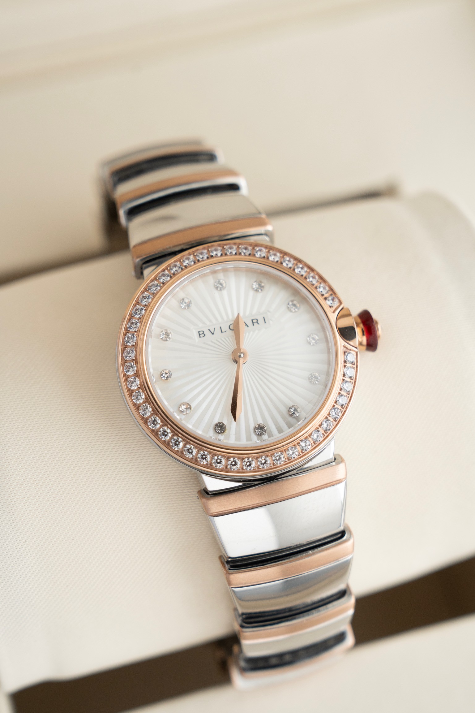 ブルガリコピー時計 ディーヴァ ドリーム 28mmラグの扇形デザイン872380