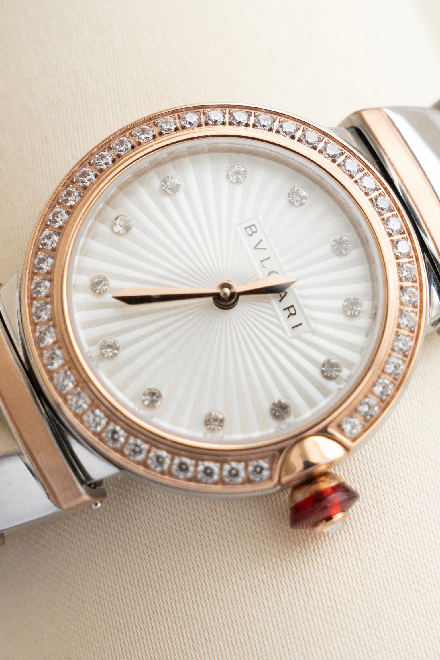 ブルガリコピー時計 ディーヴァ ドリーム 28mmラグの扇形デザイン872380[1]