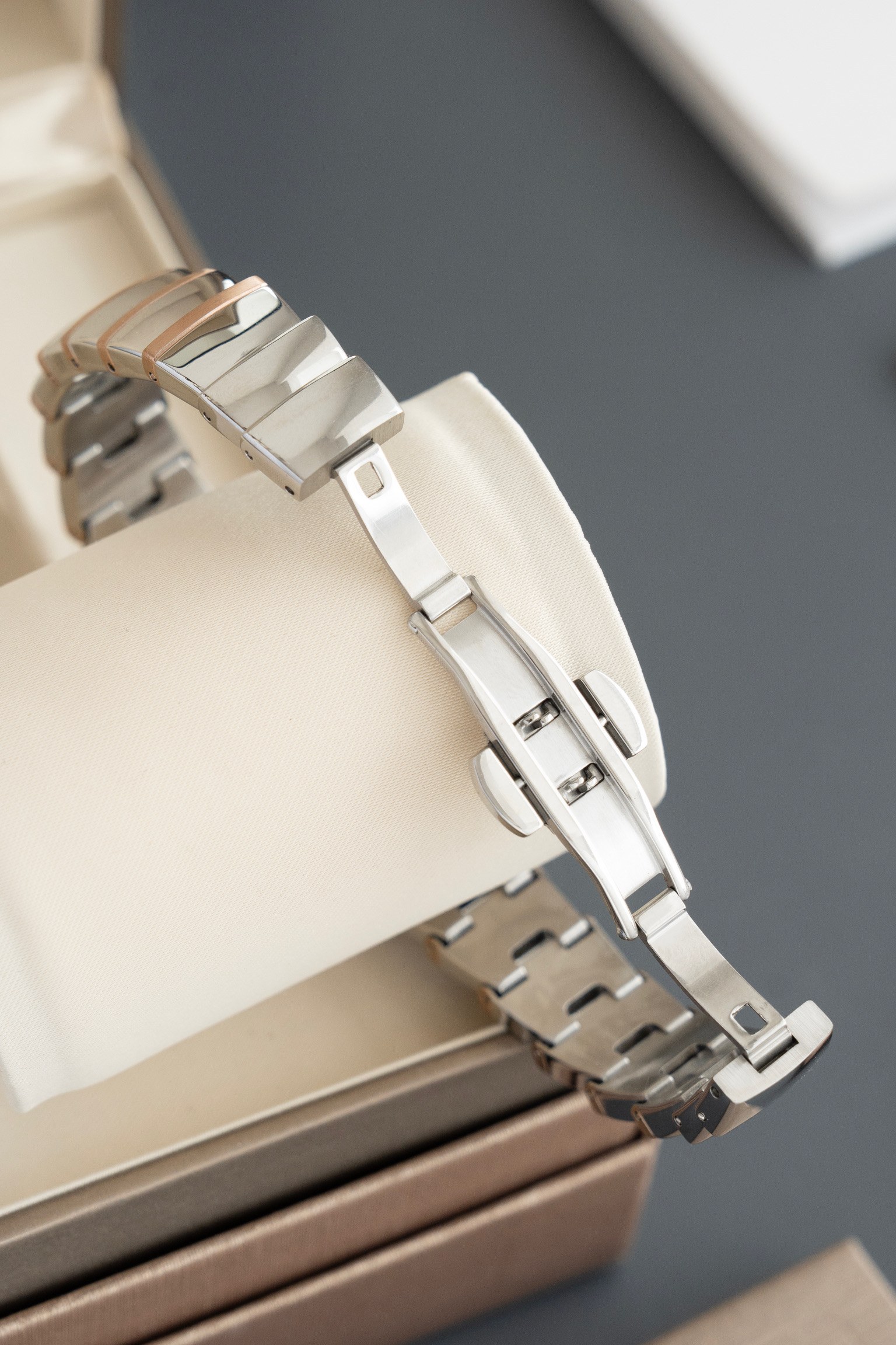 ブルガリコピー時計 ディーヴァ ドリーム 28mmラグの扇形デザイン872380[4]