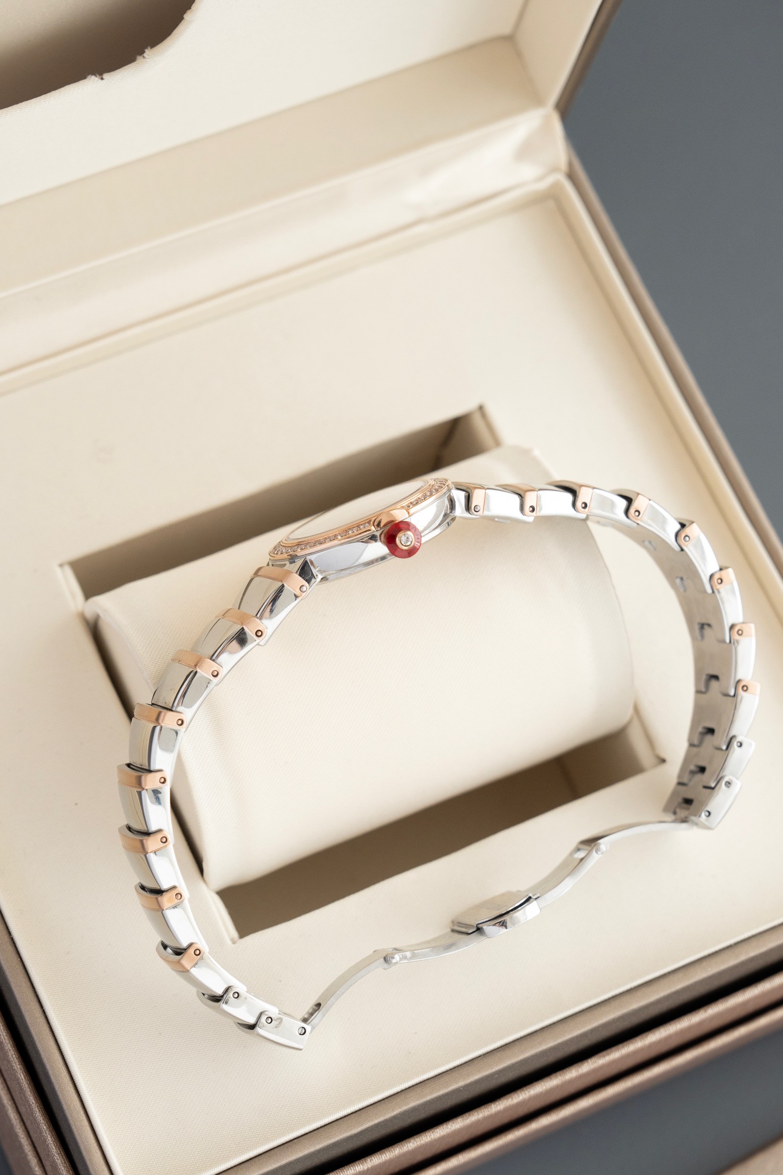 ブルガリコピー時計 ディーヴァ ドリーム 28mmラグの扇形デザイン872380[5]