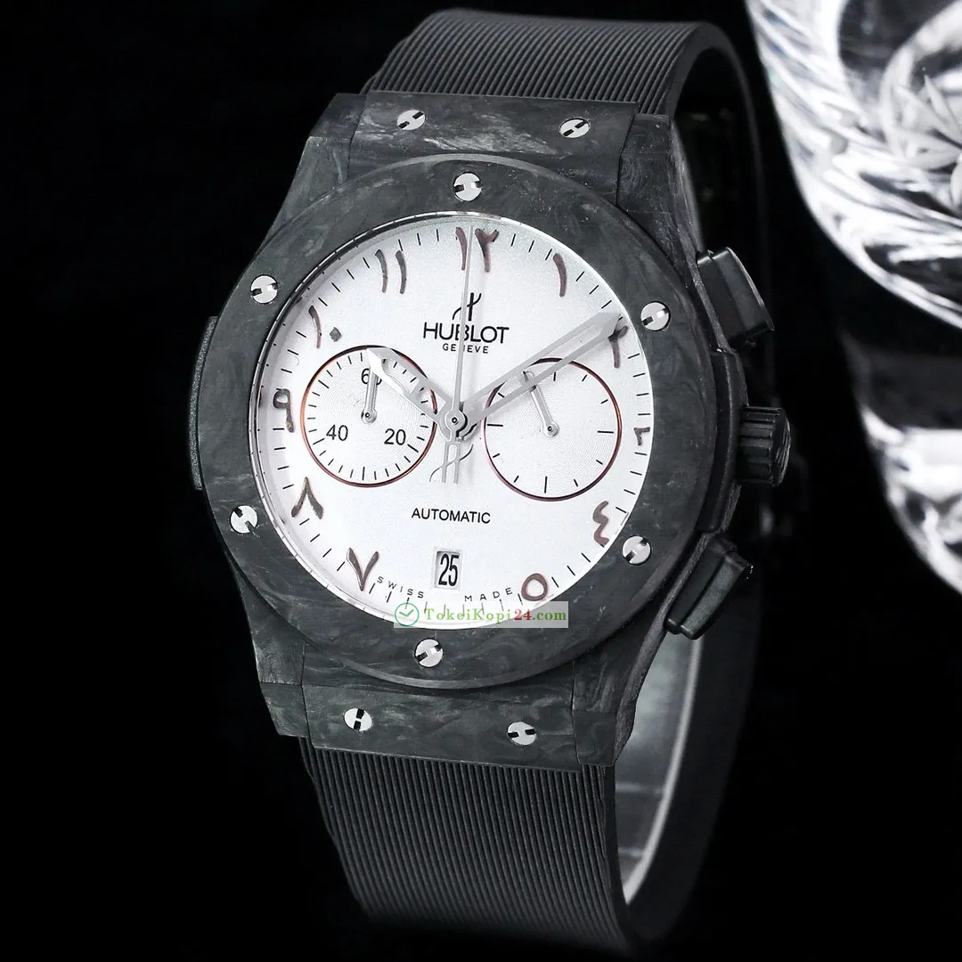 ブランドコピー時計 ウブロ クラシックH440500、直径は42mm[1]