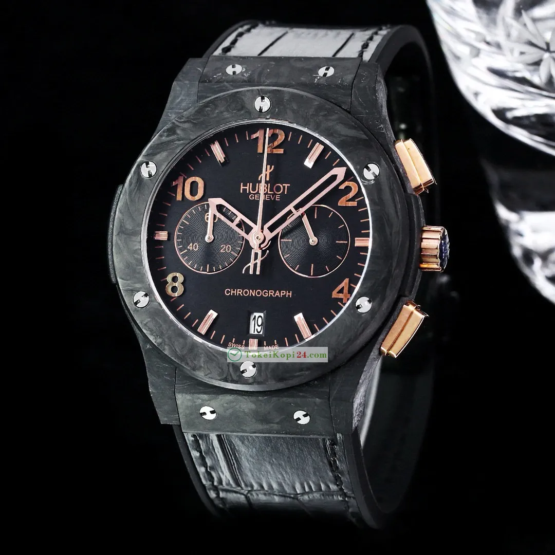 ブランドコピー時計 ウブロ クラシックH440500、直径は42mm[3]