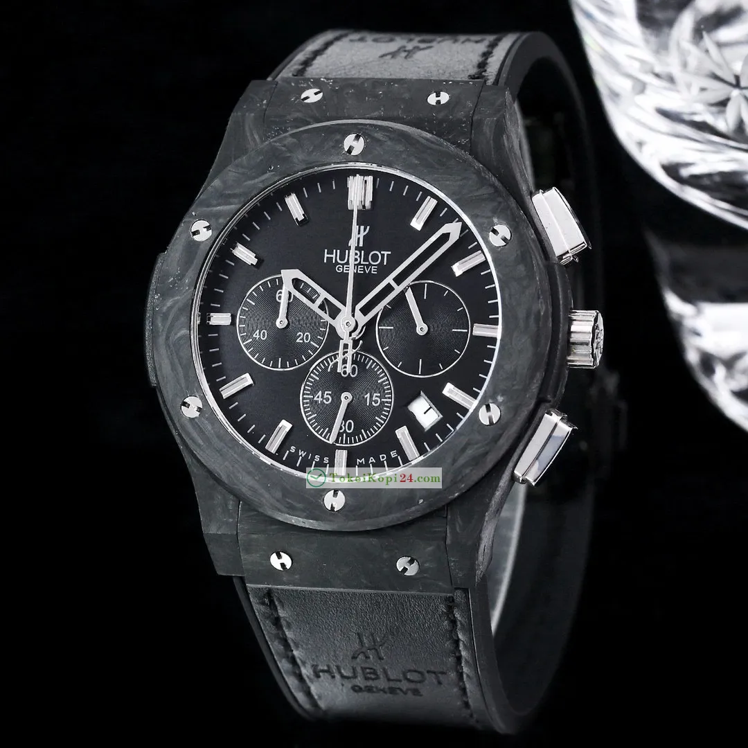 ブランドコピー時計 ウブロ クラシックH440500、直径は42mm[4]