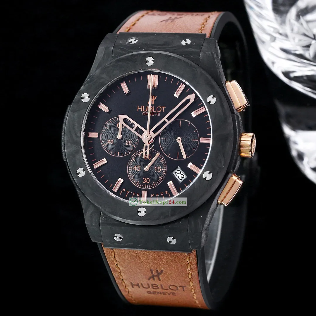 ブランドコピー時計 ウブロ クラシックH440500、直径は42mm[5]