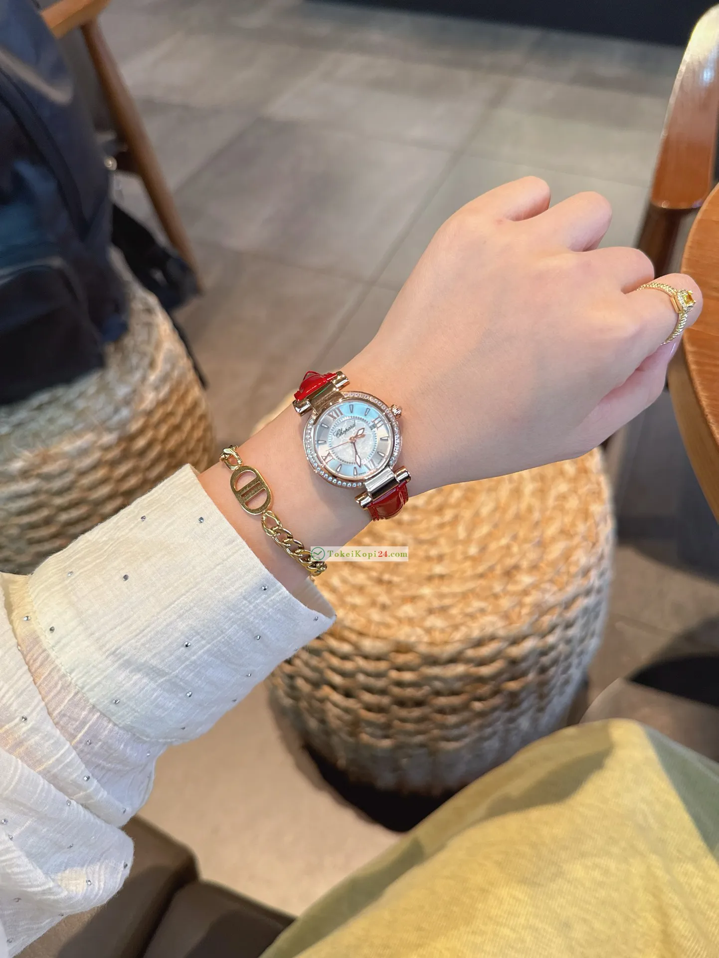 ショパールコピー時計レディース クォーツ 赤いストラップY469299