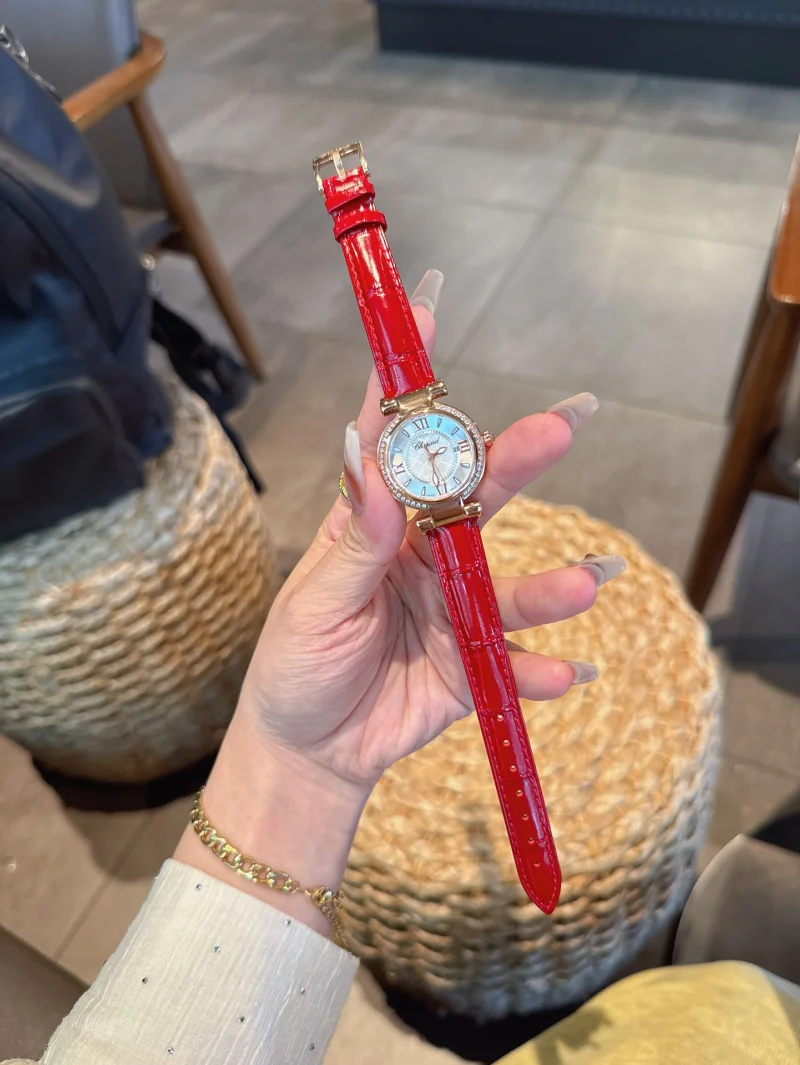 ショパールコピー時計レディース クォーツ 赤いストラップY469299