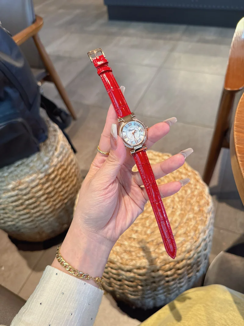 ショパールコピー時計レディース クォーツ 赤いストラップY469299