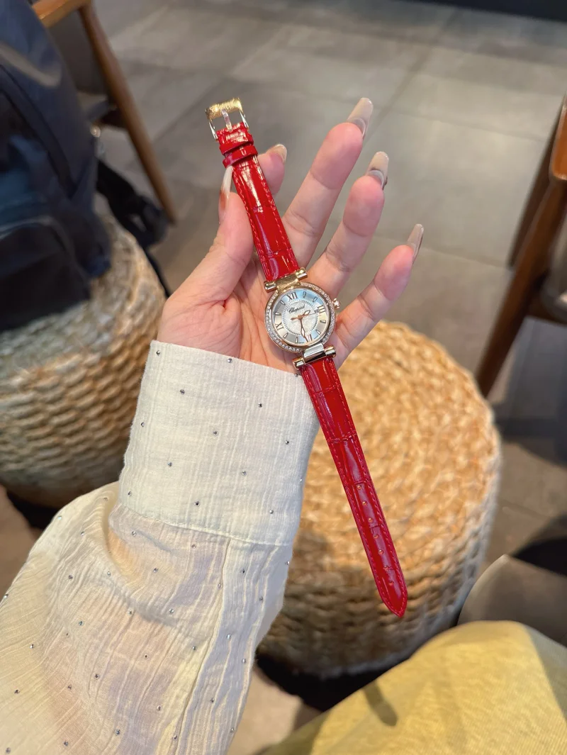 ショパールコピー時計レディース クォーツ 赤いストラップY469299