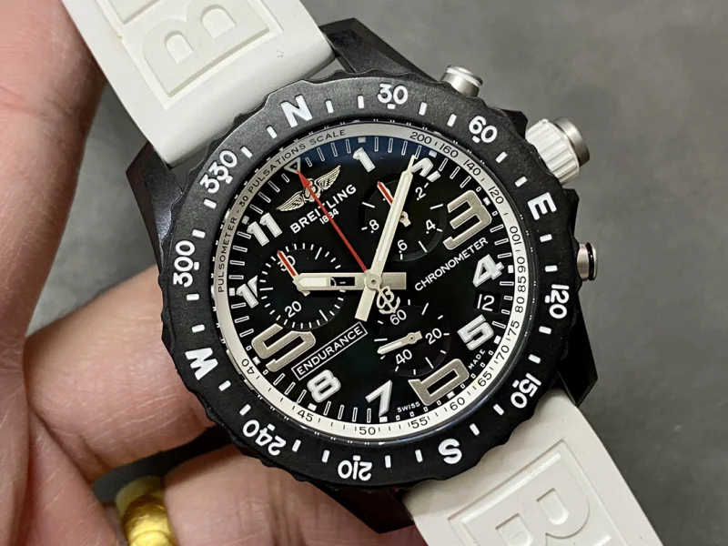 ブライトリングスーパーコピー時計アベンジャー メンズ最新入荷白いラバーストラップA98211B60