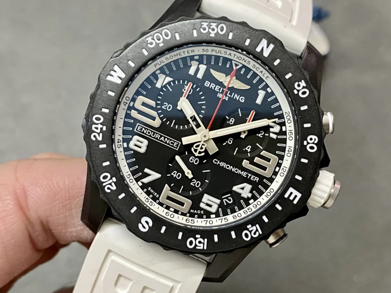 ブライトリングスーパーコピー時計アベンジャー メンズ最新入荷白いラバーストラップA98211B60