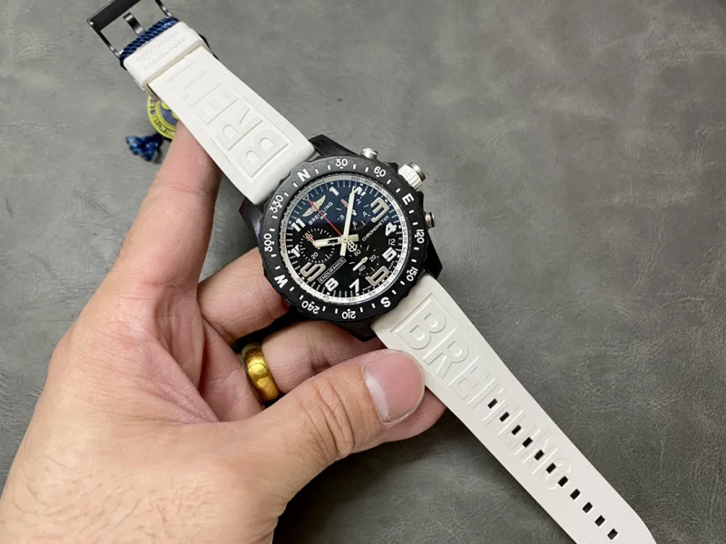 ブライトリングスーパーコピー時計アベンジャー メンズ最新入荷白いラバーストラップA98211B60
