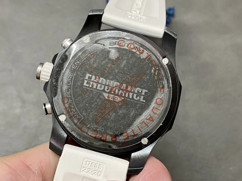 ブライトリングスーパーコピー時計アベンジャー メンズ最新入荷白いラバーストラップA98211B60