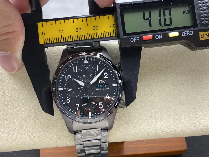 多機能IWCパイロット・ウォッチ セラミッククラウンIW779211