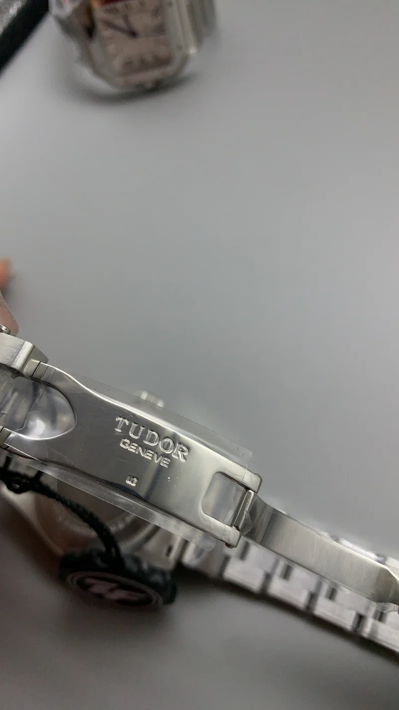 メンズ チュードルコピー時計 GMT ロープロファイル 視認性に優れる276629Q