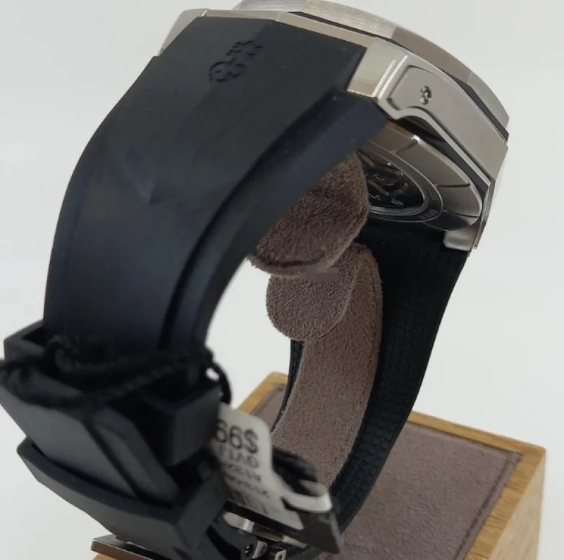 コルム レプリカ ADMIRAL AC-ONE 45 クロノグラフA132/03876