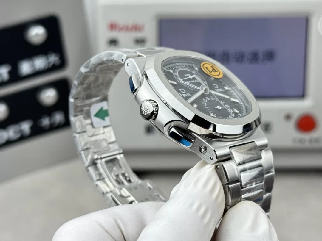 パテック・フィリップ ノーチラス デュアルタイム & フライバッククロノグラフ 5990/1A-011