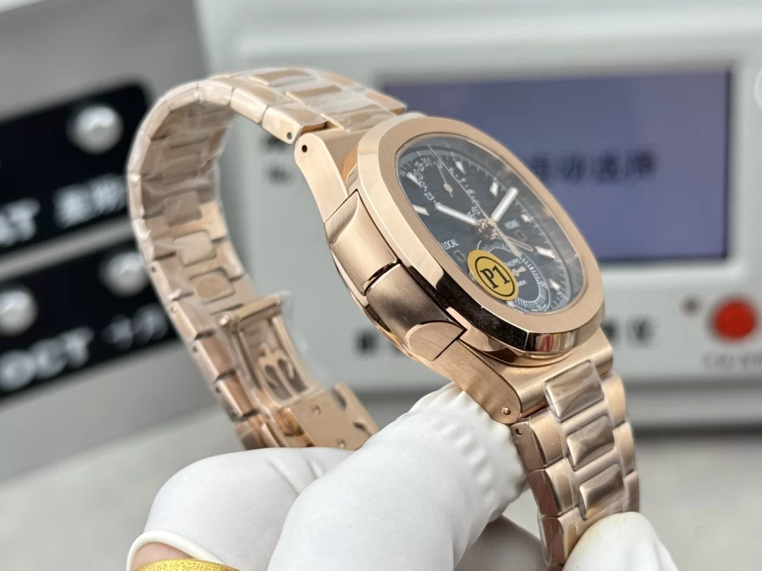 ブランド時計コピーパテック フィリップ ノーチラス デュアルタイム・フライバッククロノグラフ 5990/1R-001